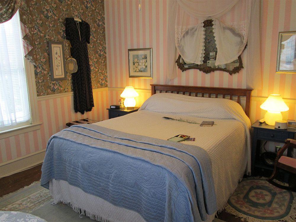 Yellow Turtle Inn New Windsor Eksteriør billede